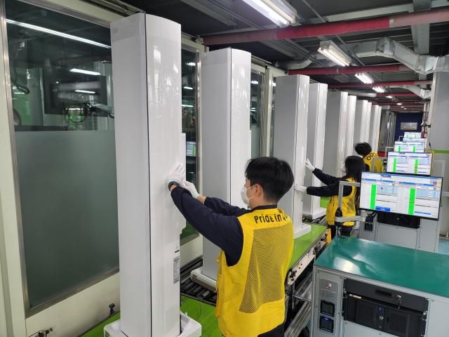 삼성전자가 다가오는 더위로 급증하는 에어컨 수요에 신속히 대응하기 위해 에어컨 생산라인을 풀가동 했다 사진삼성전자