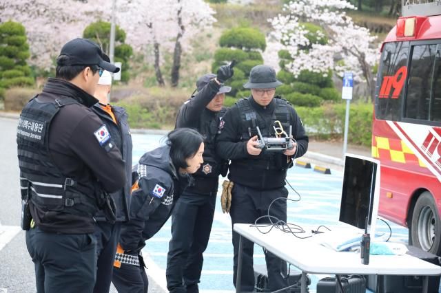 대전 오월드 탈출 늑대 늑구를 수색하는 소방 대원들 사진연합뉴스