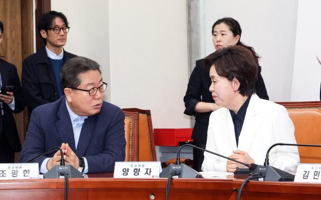 국민의힘 조광한 최고위원왼쪽과 양향자 최고위원이 지난 9일 국회에서 열린 100만 책임당원 돌파 기념식에서 대화하고 있다 사진연합뉴스