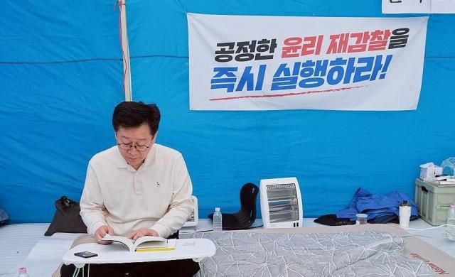 6·3 지방선거 더불어민주당 전북지사 경선에서 이원택 의원에게 패배한 안호영 의원이 12일 국회 본청 앞에서 이 후보의 제3자 식비 대납 의혹에 대한 재감찰을 요구하며 단식 농성하고 있다 사진연합뉴스