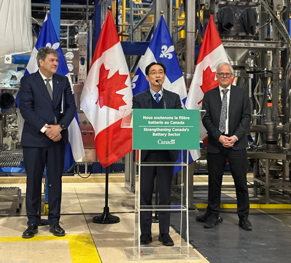 오상영 에코프로 캐나다법인장 상무가운데가 끌로드 그웨 캐나다 에너지 천연자원부 의원왼쪽 캐나다 공공안전부 쟈크 람세이 의원오른쪽과 함께 배터리 RD 과제 인센티브 지원 공식 발표 행사에 참여하고 있다 사진에코프로