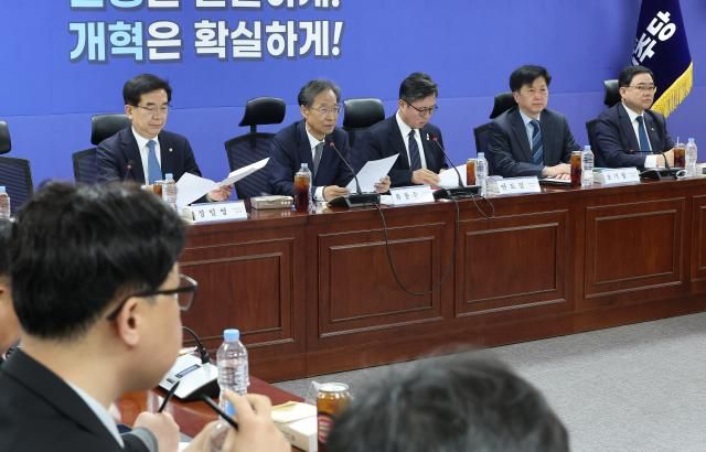 더불어민주당 중동 상황 경제 대응 특별위원회 위원장인 유동수 의원왼쪽 두 번째이 13일 국회 의원회관에서 열린 중동전쟁 경제 대응 특위 3차 회의에서 발언하고 있다사진연합뉴스