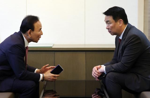 박덕흠 국민의힘 공천관리위원장왼쪽과 공천관리위원회 부위원장인 정의용 사무총장이 지난 2일 국회에서 대화하고 있다 사진연합뉴스