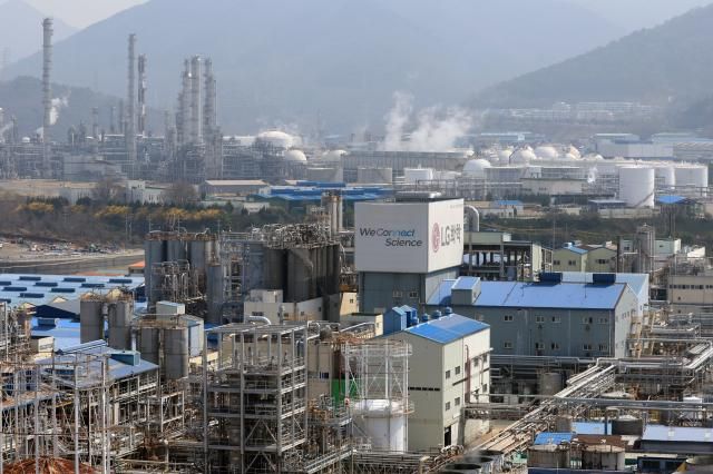 정부는 중동사태로 수급 차질이 생기고 있는 석유화학 산업 핵심 원료 나프타에 대해 수출 제한 조치를 검토하고 있다 사진은 지난달 26일 전남 여수 국가산업단지 모습 사진연합뉴스