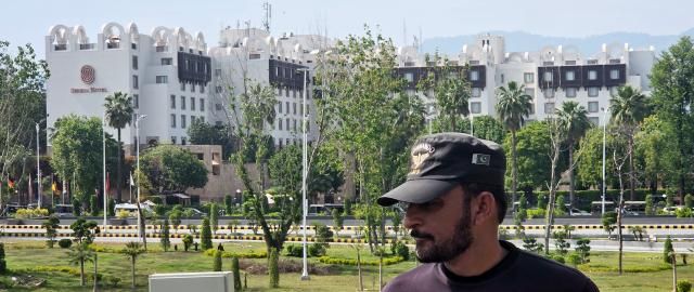 지난 11일현지시간 미국과 이란의 첫 종전 협상이 열릴 파키스탄 세레나 호텔 인근에서 현지 경찰이 경계 근무를 하고 있다 사진연합뉴스