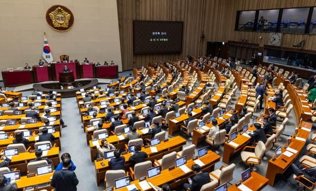 김민석 국무총리가 지난 10일 국회에서 열린 본회의에서 정부가 제출한 262조 규모의 추가경정예산 통과된 뒤 정부를 대표해 인사말을 하고 있다사진연합뉴스