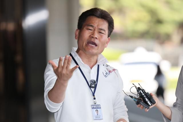 이재명 대통령과 이준석 개혁신당 대표에 대한 명예훼손 혐의를 받는 전 한국사 강사 전한길 씨가 13일 서울 서초구 서울중앙지방검찰청에서 열린 구속영장 청구 전 피의자 조사에 출석하며 취재진에 입장을 밝히고 있다 사진연합뉴스