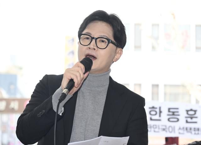 국민의힘 한동훈 전 대표가 지난달 22일 서울 동대문구 경동시장을 방문해 발언하고 있다 사진연합뉴스
