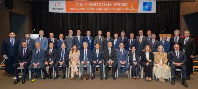14일 서울 장교동 한화빌딩에서 개최한 한화-주NATO 대사단 전략대화에서 참석자들이 기념 촬영을 하고 있다사진한화에어로스페이스 