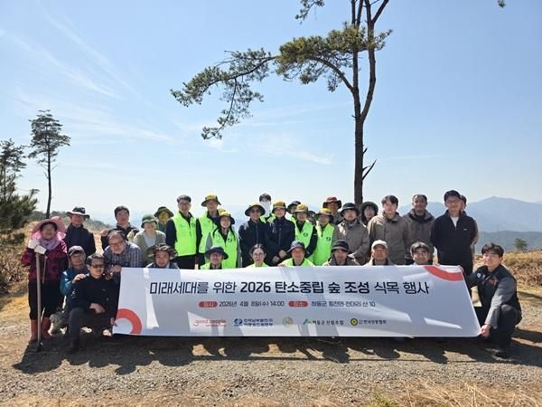한국남부발전 하동빛드림본부 임직원 봉사단을 비롯해 하동군청 하동군산림조합 굿피플 관계자들은 하동군 횡천면 숲 조성 부지에서 식목 봉사활동을 진행했다