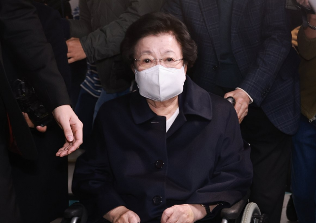 이배용 전 국가교육위원장이 작년 11월 6일 서울 광화문 KT빌딩에 마련된 김건희 특검 사무실로 휠체어를 탄 채 출석하는 모습 사진연합뉴스