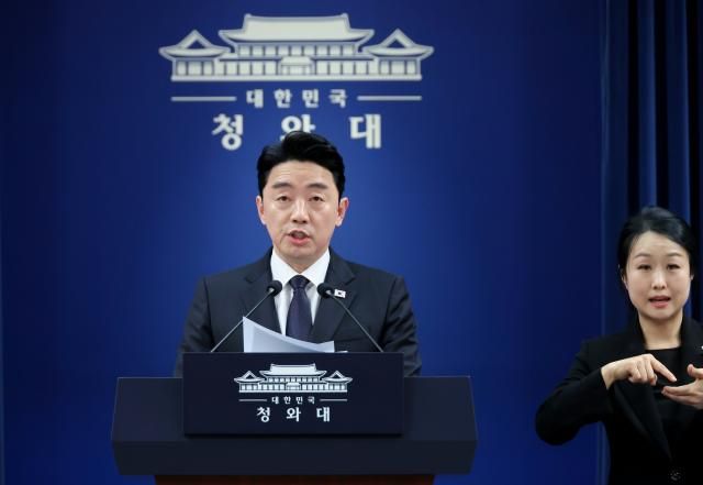 강훈식 비서실장이 15일 청와대 기자회견장에서 전략경제협력 대통령특사 활동 결과 관련 브리핑을 하고 있다 사진연합뉴스