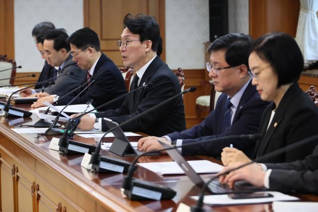 김민석 국무총리가 15일 서울 종로구 정부서울청사에서 열린 제5차 비상경제본부 회의에서 발언하고 있다 사진연합뉴스