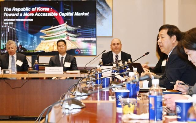 구윤철 부총리 겸 재정경제부 장관이 14일현지시간 미국 뉴욕 주UN 대한민국 대표부에서 열린 한국경제 투자설명회IR에서 중동상황 대응현황과 정부 경제정책방향 등을 설명하고 있다사진재정경제부