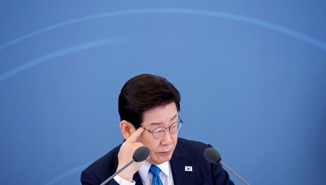 이재명 대통령이 15일 청와대에서 열린 규제합리화위원회 제1차 전체회의에서 참석자 발언을 듣고 있다 사진연합뉴스