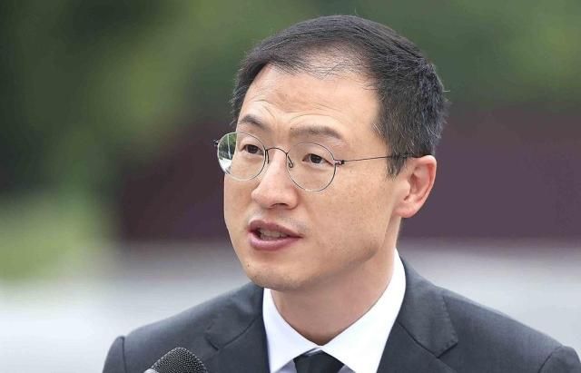 김상욱 더불어민주당 울산시장 후보가 14일 오전 경남 김해시 진영읍 봉하마을에서 열린 해양수도 부울경부산·울산·경남 메가시티 공동출정식에서 취재진 질문에 답하고 있다 사진연합뉴스