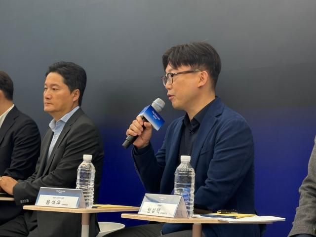 용석우 삼성전자 영상디스플레이사업부 사장왼쪽이 15일 삼성스토어 강남에서 2026년형 TV 신제품을 설명하고 있다사진김나윤 기자