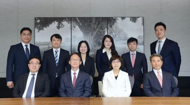 앞줄 왼쪽부터 반시계 방향으로 최광백 고문 임재현 고문센터장 조일영 변호사센터장 오정의 고문 장성두 변호사 권용진 회계사 방진영 변호사 박인혜 변호사 박영성 세무사 이주윤 전문위원 사진법무법인 태평양