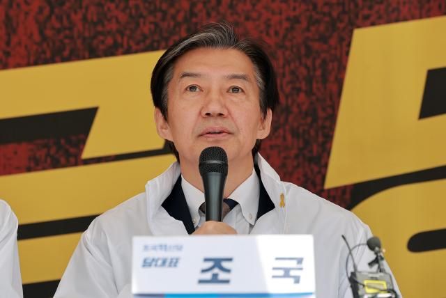  조국혁신당 조국 대표가 16일 국회 본청 앞 정치개혁 촉구 천막농성장에서 열린 최고위원회의에 참석해 발언하고 있다 사진연합뉴스