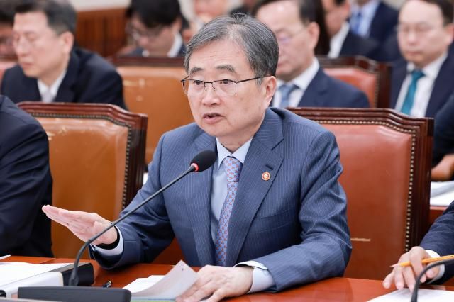 조현 외교부 장관이 지난 15일 국회에서 열린 외교통일위원회 전체회의에서 의원 질의에 답하고 있다 사진연합뉴스 