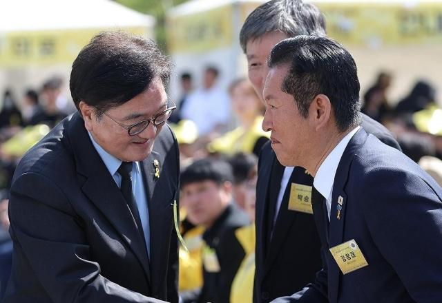 우원식 국회의장과 정청래 더불어민주당 대표가 16일 경기도 안산 화랑유원지에서 열린 세월호 참사 12주기 기억식에서 인사하고 있다 사진연합뉴스