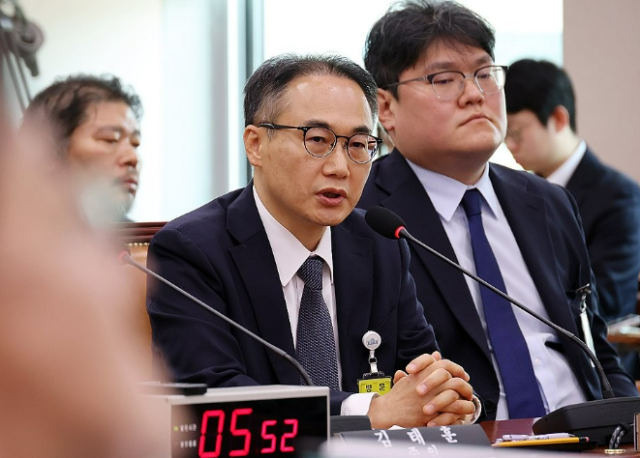 이원석 전 검찰총장이 16일 국회 윤석열 정권 정치검찰 조작기소 의혹 사건 진상규명 국정조사특별위원회에서 열린 대장동·위례 개발비리 및 김용 전 민주연구원 부원장 관련 의혹 사건에 대한 청문회에서 의원 질의에 답하고 있다 사진연합뉴스