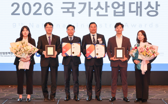 조한권 발전처장오른쪽 세 번째 등 참석자들이 ‘2026 국가산업대상 시상식’에서 기념사진을 찍고 있다사진서부발전