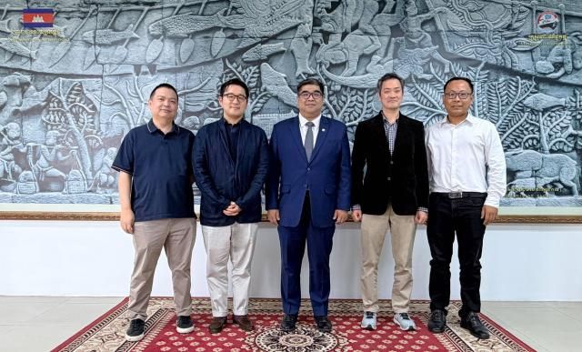 세움의 정호석 대표변호사오른쪽 두번째가 캄보디아 상무부를 방문해 크리스토프 치엥 차관왼쪽 세번째 및 관계자들과 기념 사진을 촬영하고 있다 사진법무법인 세움