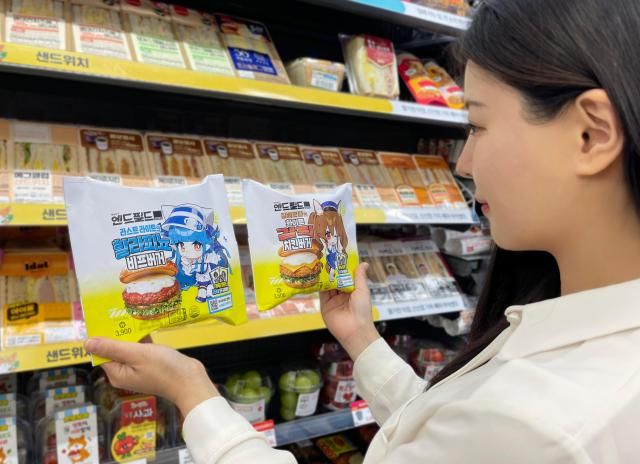 모델이 GS25가 이번에 출시한 ‘명일방주 엔드필드’ 컬래버 상품을 살펴보고 있다 사진GS25