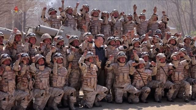 김정은 북한 국무위원장이 지난 15일 태양절을 맞아 진행된 인민군 서부지구 대연합부대 관하 포병구분대 포사격경기를 참관한 뒤 우승 구분대 군인들을 만나 높은 전투력을 치하하고 기념사진을 찍었다고 조선중앙TV가 16일 보도했다 사진연합뉴스