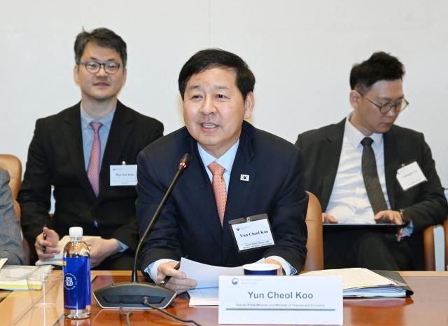 구윤철 부총리 겸 재정경제부 장관이 14일현지시간 미국 뉴욕 주UN 대한민국 대표부에서 열린 한국경제 투자설명회IR에서 중동상황 대응현황과 정부 경제정책방향 등을 설명하고 있다사진재정경제부