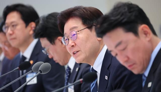 이재명 대통령이 17일 청와대 영빈관에서 열린 공공기관 및 유관기관 업무보고에서 참석 기관장에게 질문하고 있다 사진연합뉴스