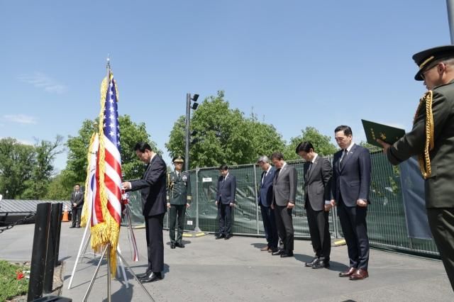  미국을 방문 중인 국민의힘 장동혁 대표가 14일현지시간 한국전쟁 기념비를 참배하고 있다 사진연합뉴스
