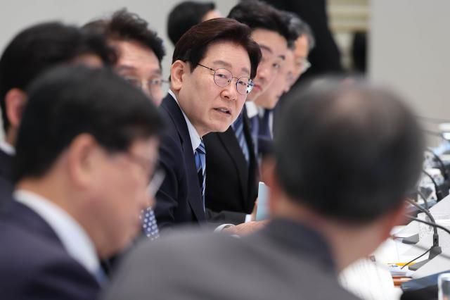 이재명 대통령이 17일 청와대 영빈관에서 열린 공공기관 및 유관기관 업무보고에서 조현 외교부 장관에게 질문하고 있다 사진연합뉴스