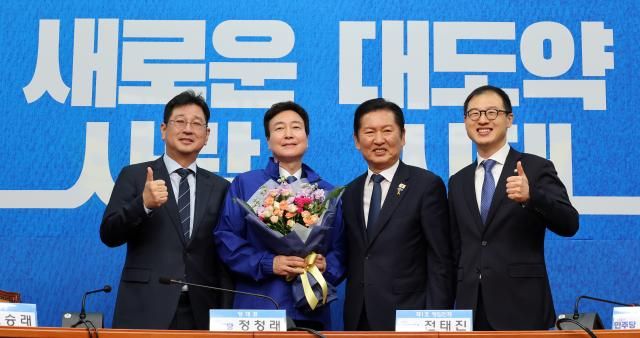 정청래 더불어민주당 대표와 전태진 변호사왼쪽 두 번째 김상욱 울산시장 후보 김태선 울산시당 위원장이 17일 국회에서 열린 1차 인재영입식에서 기념촬영을 하고 있다 사진연합뉴스