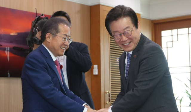 2023년 5월 이재명 당시 더불어민주당 대표현 민주당 대선 후보가 대구시청 산격청사를 찾아 홍준표 당시 대구시장과 악수하는 모습 사진연합뉴스 