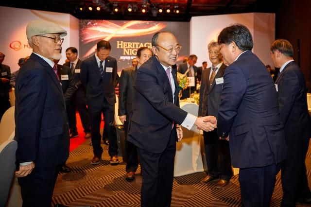 김승연 회장이 4월 16일 북일학원 퇴직교사 초청만찬에 참석한 선생님들과 인사를 하고 있다 사진한화