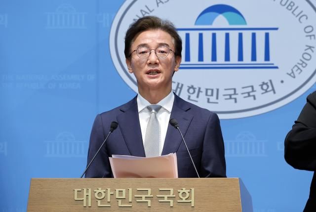 6·3 지방선거 더불어민주당 전재수 부산시장 후보가 13일 국회 소통관에서 후보 확정 기자회견을 하고 있다 사진연합뉴스