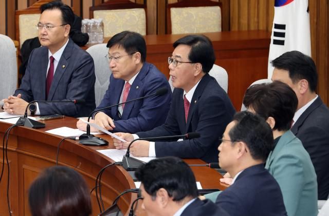 송언석 국민의힘 원내대표왼쪽 셋째가 17일 국회에서 열린 원내대책회의에서 발언하고 있다 사진연합뉴스