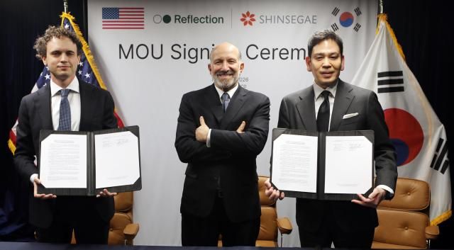 신세계그룹과 리플렉션 AI가 지난 3월 한국 소버린 AI 팩토리 건립을 위해 진행한 전략적 파트너십 MOU 를 체결했다 왼쪽부터 미샤 라스킨 리플렉션 AI CEO 하워드 러트닉 미국 상무부 장관 정용진 신세계그룹 회장 사진신세계그룹 