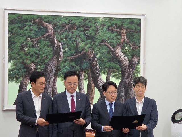 서일준 국민의힘 정치개혁특별위원회 간사왼쪽부터 유상범 국민의힘 원내운영수석부대표 천준호 더불어민주당 원내운영수석부대표 윤건영 더불어민주당 정치개혁특별위원회 간사가 17일 국회에서 합의문을 발표하고 있다 사진장문기 기자