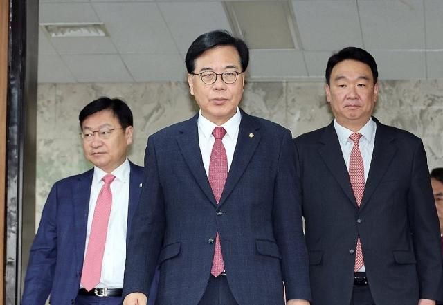 송언석 국민의힘 원내대표가 17일 국회에서 열린 원내대책회의에 입장하고 있다 사진연합뉴스