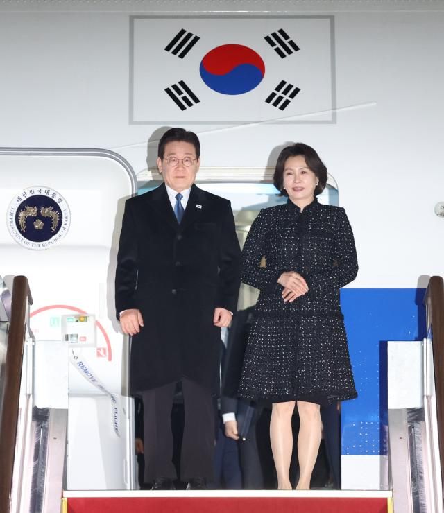 싱가포르 필리핀 순방을 마치고 귀국한 이재명 대통령과 김혜경 여사가 지난 3월 4일 성남 서울공항에 도착한 공군 1호기에서 환영객에게 인사하고 있다 사진연합뉴스