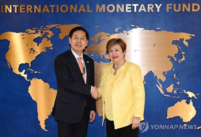 구윤철 부총리 겸 재정경제부 장관이 지난 17일현지시간 IMF에서 크리스탈리나 오르기에바 총재와 면담에 앞서 악수하고 있는 모습 사진재정경제부