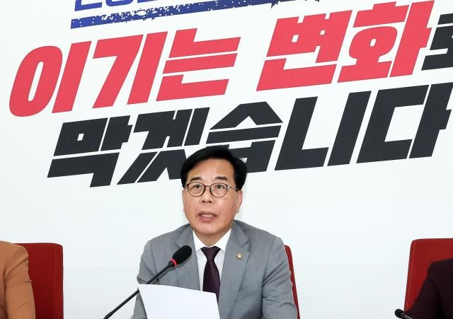 송언석 국민의힘 원내대표가 19일 국회 원내대표실에서 기자회견을 열고 부동산 양도세 장기보유특별공제 폐지 대장동 사건 지방선거와 관련한 입장을 밝히고 있다 사진연합뉴스