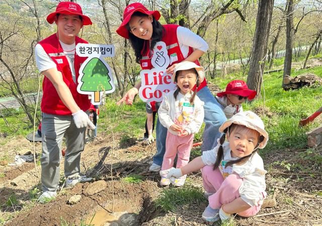 LG전자 구성원들은 18일 서울 마포구 노을공원을 찾아 자녀들과 함께 나무심기 활동을 진행했다 사진LG전자&nbsp; 