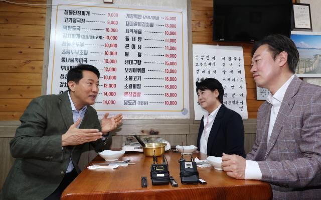 국민의힘 서울시장 후보인 오세훈 서울시장이 19일 서울 종로구 한 식당에서 서울시장 경선을 펼친 윤희숙 전 의원 박수민 의원과 오찬을 하고 있다사진연합뉴스