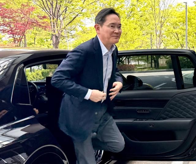 이재용 삼성전자 회장이 인도·베트남 경제사절단 동행을 위해 19일 서울 강서구 서울김포비즈니스항공센터SGBAC를 통해 출국하고 있다 사진연합뉴스