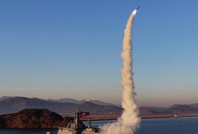 김정은 북한 국무위원장이 지난 12일 구축함 최현호에서 전략순항미사일 2기와 반함선미사일 3기의 시험발사를 참관했다고 조선중앙TV 14일 보도했다 사진연합뉴스·조선중앙TV 화면