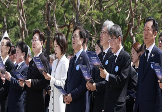 이재명 대통령이 19일 서울 강북구 국립 4·19민주묘지에서 열린 4·19혁명 기념식에서 4·19의 노래를 부르고 있다 김 여사 오른쪽으로 우원식 국회의장 김상환 헌법재판소장 노태악 중앙선거관리위원장 더불어민주당 정청래 대표 사진연합뉴스